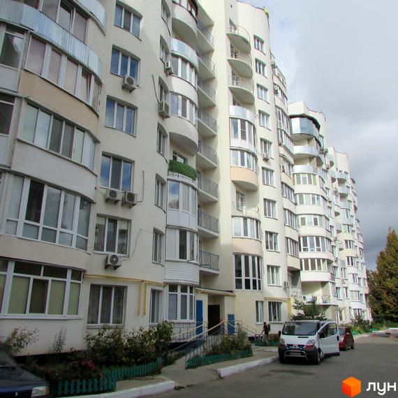 Житловий комплекс вул. Старокиївська, 99 з сучасною архітектурою та прибудинковою територією з зеленими насадженнями.