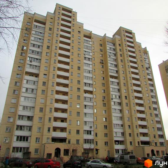 Житловий комплекс на вул. Сергія Москаленка, 8б, з жовтою фасадною обробкою та балконами. Прибудинкова територія з паркувальними місцями.