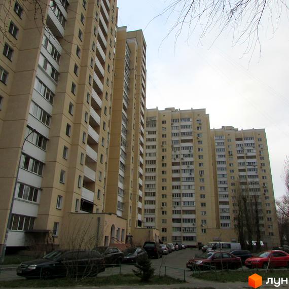 Житловий комплекс на вул. Сергія Москаленка, 8б, з висотними будинками та прибудинковою територією з паркувальними місцями.