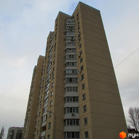 Житловий комплекс вул. Сергія Москаленка, 8б, висотний будинок з балконами та великими вікнами, прибудинкова територія з зеленими насадженнями.