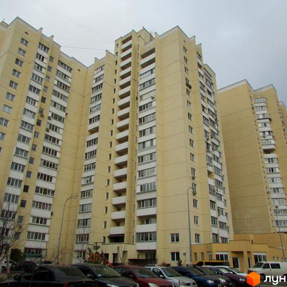 Житловий комплекс на вул. Сергія Москаленка, 8б. Вид на багатоповерховий будинок з парковкою та прибудинковою територією.