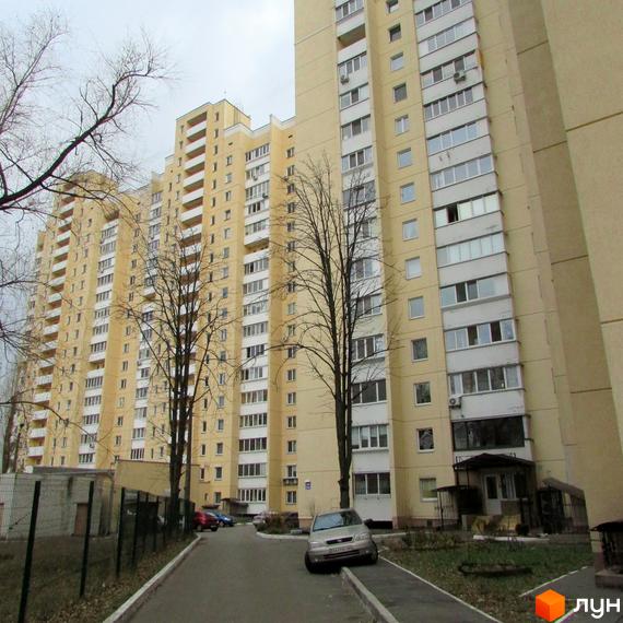 Житловий комплекс на вул. Сергія Москаленка, 8б, з жовтою фасадною обробкою та прибудинковою територією з деревами.