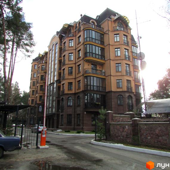 Житловий комплекс Соборний - це цегляна новобудова з балконами та великими вікнами. Територія біля будинку має паркан та шлагбаум.