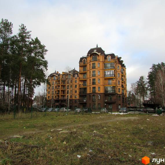 Житловий комплекс Соборний – це багатоповерхові будинки з жовтою цегляною облицовкою та темними дахами. Навколо комплексу ростуть високі дерева, а перед ним розташована зелена зона.