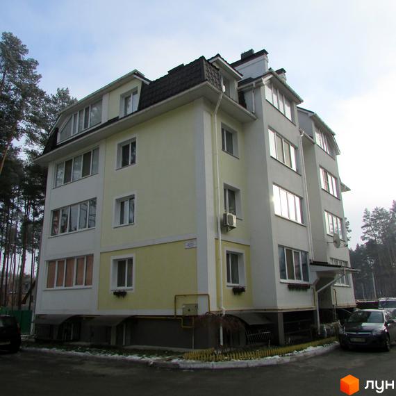 Будівельний проєкт на вул. Лісова, 6. Зовнішній вигляд будинку з прибудинковою територією та зеленими насадженнями.