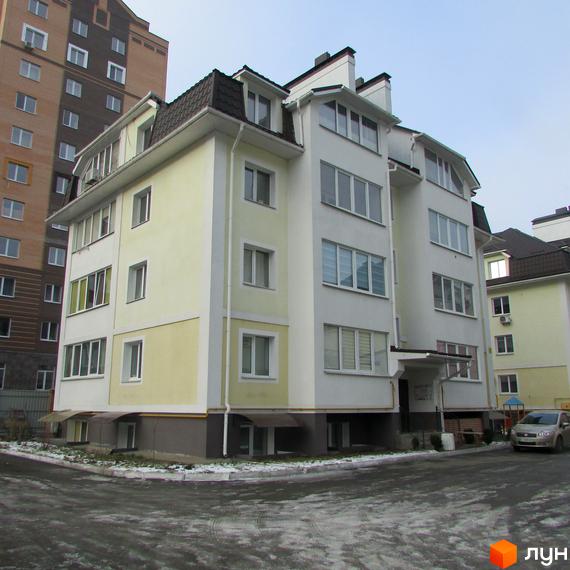 Житловий комплекс на вул. Лісова, 6 з сучасною архітектурою та прибудинковою територією. Вид на фасад будинку з парковкою.