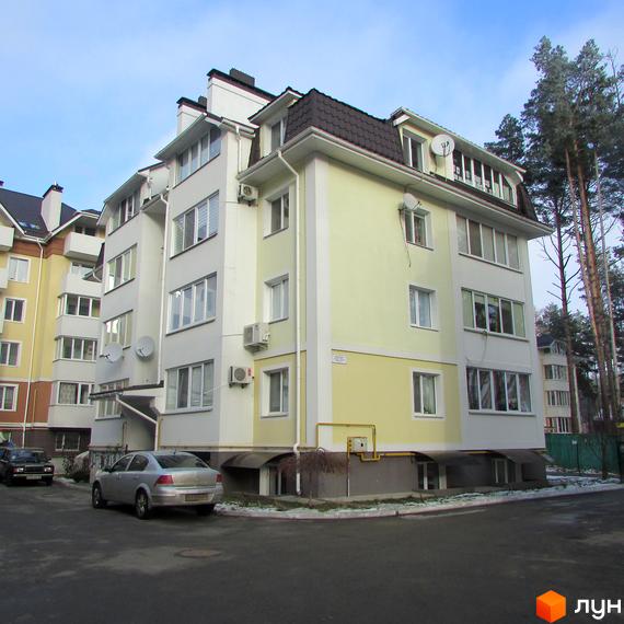 Зовнішній вигляд житлового комплексу на вул. Лісова, 6 (е1, е2, г, д). Багатоквартирний будинок з світло-жовтими та сірими фасадами, темним дахом. Поруч розташовані дерева та припарковані автомобілі.