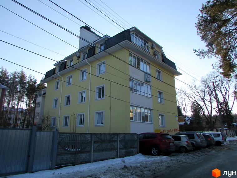 Будинок житлового комплексу на вул. Літературна, жовтий фасад з великими вікнами, прибудинкова територія з автомобілями.