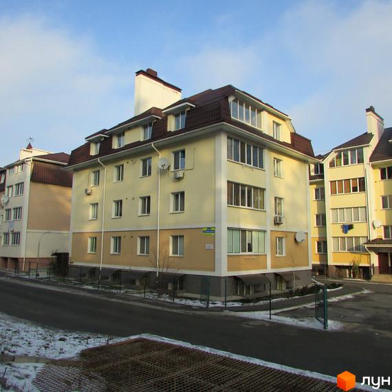 Житловий комплекс на вул. Університетська, 2/1-к, з жовтою фасадною обробкою та прибудинковою територією.