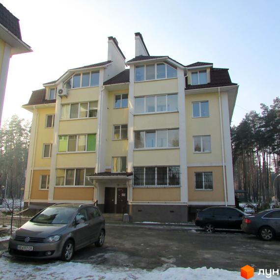 Житловий комплекс на вул. Університетська, 2/1-к. Вид на фасад будинку з прибудинковою територією та автомобілями.