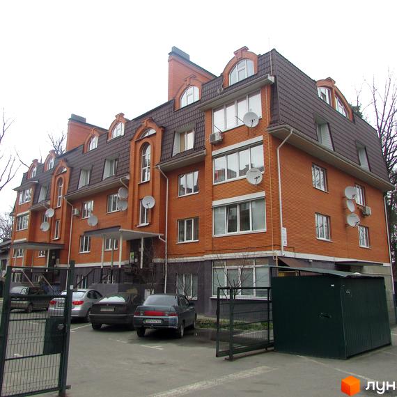 Житловий комплекс вул. Мечникова, 24, з червоної цегли, з парковкою та прибудинковою територією.