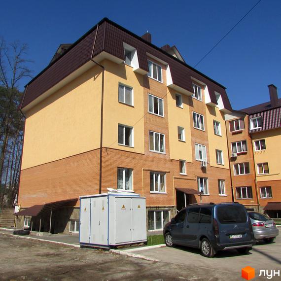 Житловий комплекс на вул. Полтавська, 31к з жовтою фасадною обробкою та прибудинковою територією для паркування автомобілів.