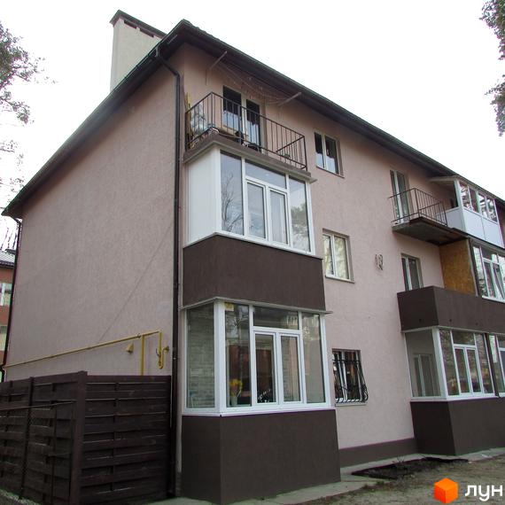 Житловий комплекс на вул. Варшавська, 95. Будинок з балконами та прибудинковою територією.