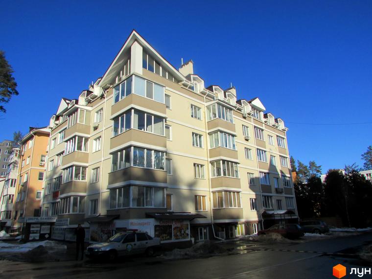 Житловий комплекс на вул. Літературна, 14д з великими вікнами та прибудинковою територією. Біля будинку розташовані автомобілі та зелені насадження.