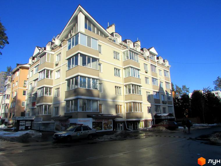 Житловий комплекс на вул. Літературна, 14д, з сучасною архітектурою та прибудинковою територією. Вид на фасад будинку з магазинами на першому поверсі.