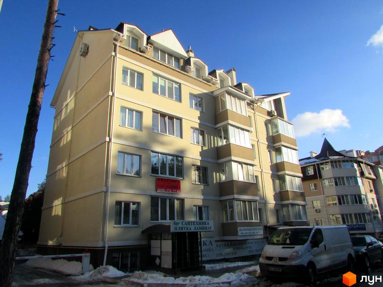 Будинок житлового комплексу на вул. Літературна, 14д, з великими вікнами та прибудинковою територією, що частково засніжена.