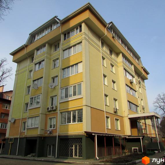 Житловий комплекс на вул. Мінеральна, 37, з жовто-зеленим фасадом та прибудинковою територією.