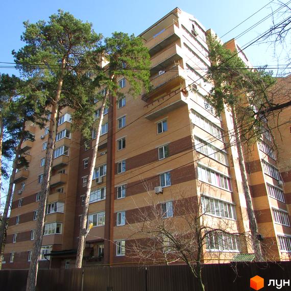 Житловий комплекс на вул. Миру, 3б, з фасадом з цегли та балконами, оточений зеленими деревами.