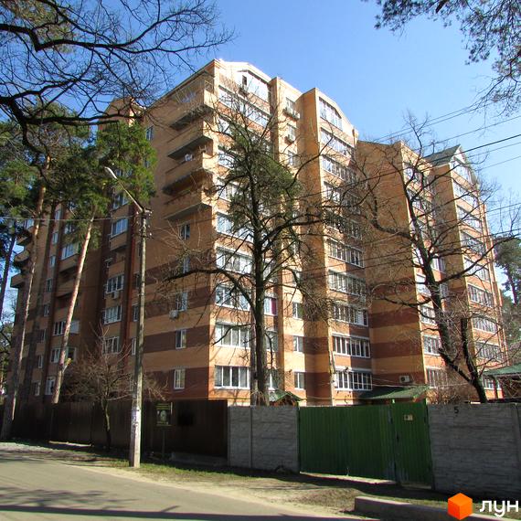 Житловий комплекс на вул. Миру, 3б, з цегляною фасадною частиною та прибудинковою територією з деревами.