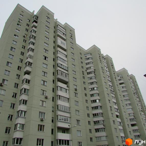 Житловий комплекс на вул. Березова, 28, з сучасним фасадом та балконами. Прибудинкова територія облаштована для комфортного проживання.