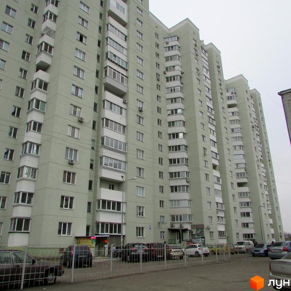 Житловий комплекс на вул. Березова, 28. Вид на фасад будинку та прибудинкову територію з автомобілями.