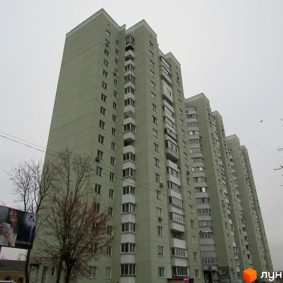 Житловий комплекс на вул. Березова, 28, з сучасною архітектурою та прибудинковою територією з зеленими насадженнями.