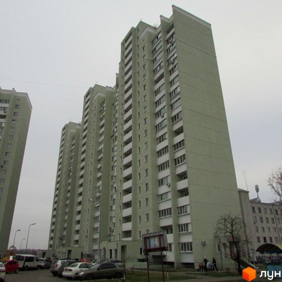 Житловий комплекс на вул. Березова, 28, з високими будинками та прибудинковою територією з парковкою.