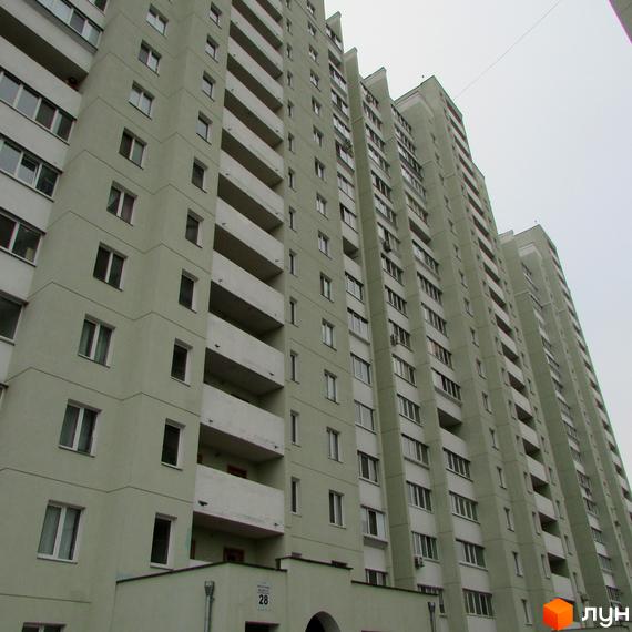 Житловий комплекс на вул. Березова, 28, з сучасним фасадом та балконами. Прибудинкова територія облаштована для комфортного проживання.