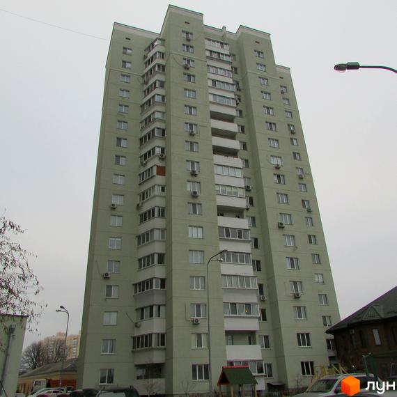 Зовнішній вигляд багатоповерхового житлового комплексу на вул. Березова (Кірова), 28. Будинок має світло-зелений фасад та численні балкони. Навколо розташовані дерева та елементи прибудинкової території.