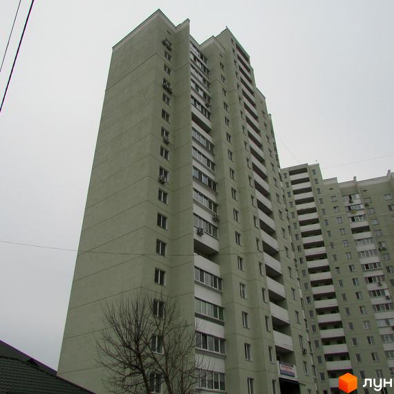 Висотна новобудова на вул. Березова (Кірова), 28, має світло-зелений фасад з численними вікнами. Поруч видно іншу багатоповерхову будівлю.