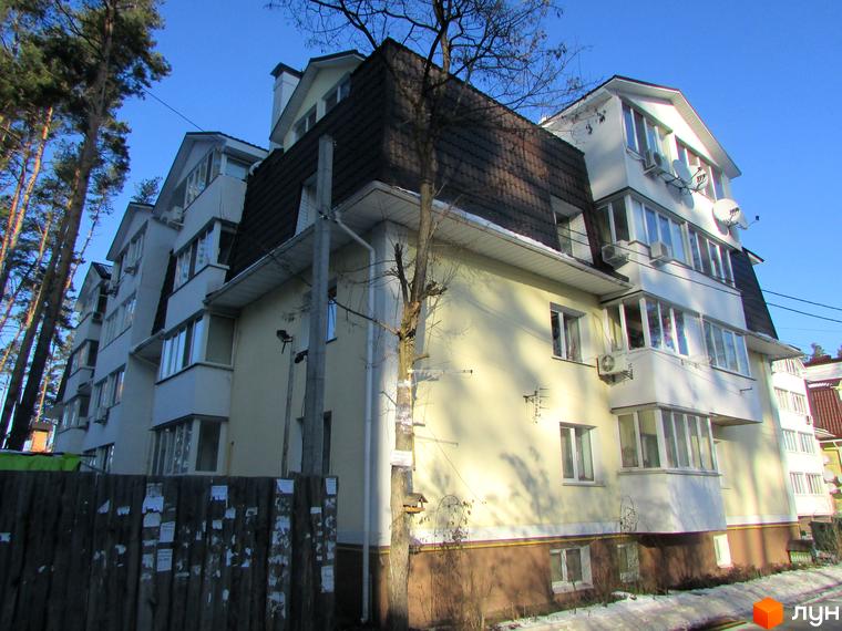 Зовнішній вигляд будинку на вул. Літературна, 6, з прибудинковою територією та деревами поруч.