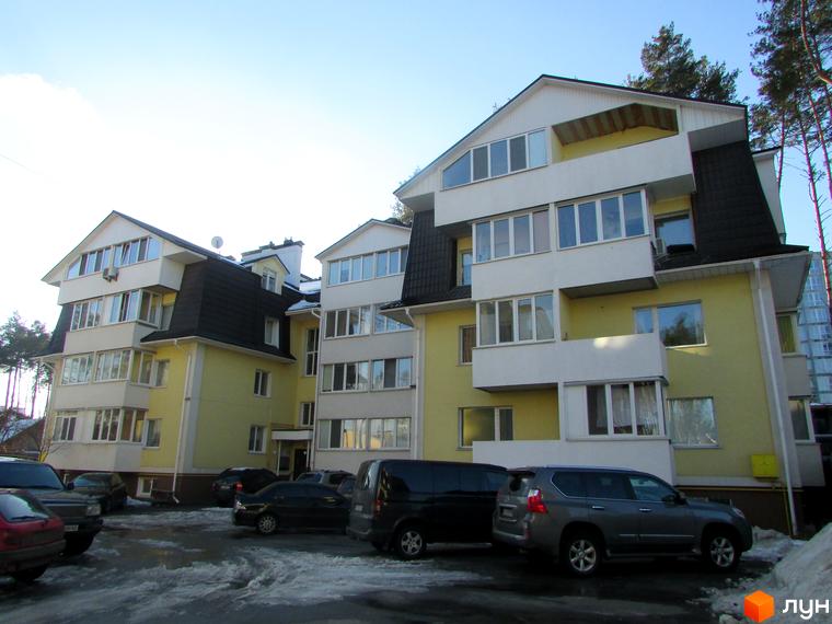 Зовнішній вигляд будинку на вул. Літературна, 6 з великими вікнами та балконами. Прибудинкова територія з паркувальними місцями та зеленими насадженнями.