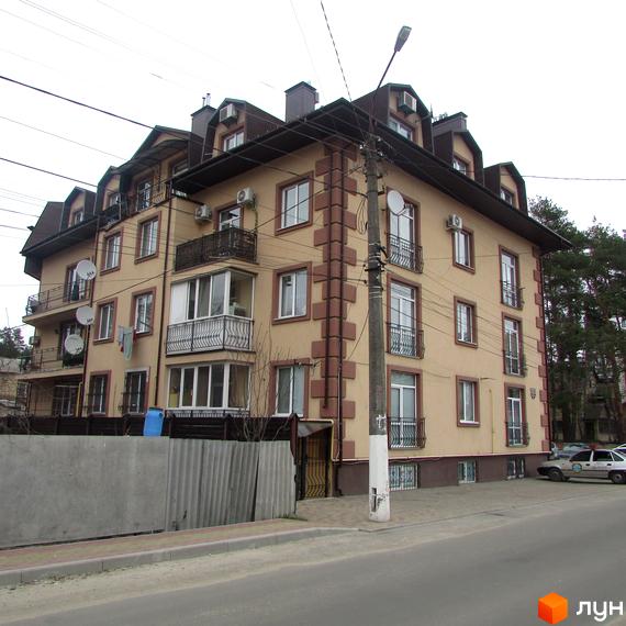Житловий комплекс на вул. Полтавська, 45. Будинок з балконами та прибудинковою територією, огороджений парканом.