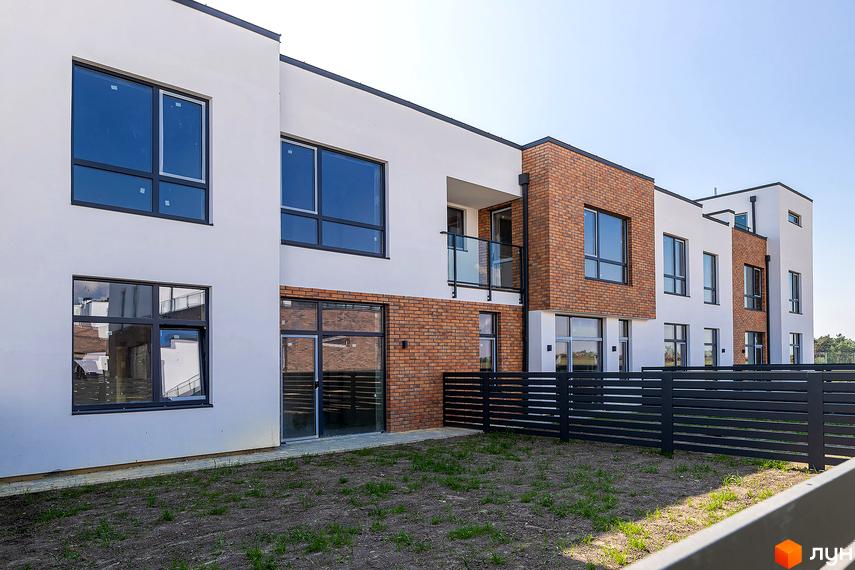 Котеджне містечко Липові Роси: будинки з білими та цегляними фасадами, великими вікнами. Прибудинкова територія з газоном та парканом.