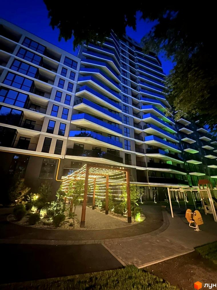 Житловий комплекс Tiffany – це багатоповерхова новобудова з балконами, що виступають, та ігровим майданчиком на прибудинковій території.