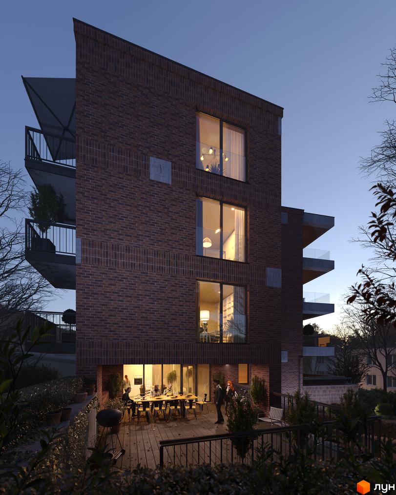 Зображення Житлового комплексу AUROOM IRON: цегляний будинок з балконами та терасою, де відпочивають люди. Навколо дерева та кущі.