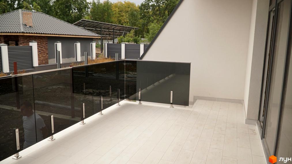 Зображення тераси з скляною огорожею в Житловому районі по вулиці Куроп'ятникова, 56. Вид на будинок та прибудинкову територію.