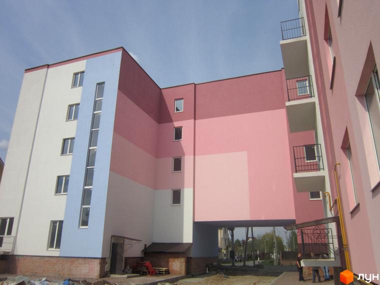 Житловий комплекс Твій дім - фасади будівель з різнокольоровим оздобленням. Навколо новобудови видно прибудинкову територію та елементи благоустрою.