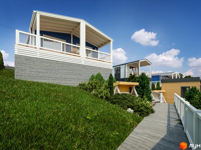 Будинки житлового комплексу VERHGORY з терасами на зеленому схилі. Дерев'яна доріжка веде повз доглянуті кущі та гойдалку.