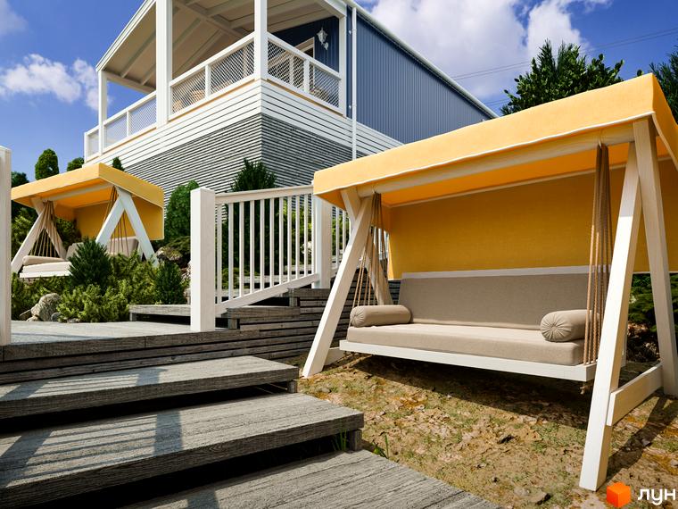 VERHGORY: Фасад будинку з білою та сірою горизонтальною обшивкою, великий балкон. Прибудинкова територія з дерев'яними сходами та жовтими гойдалками.