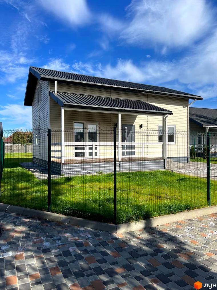 Зображення будинку в Котеджному містечку Lagom Village з прибудинковою територією, огородженою парканом та вимощеною плиткою.