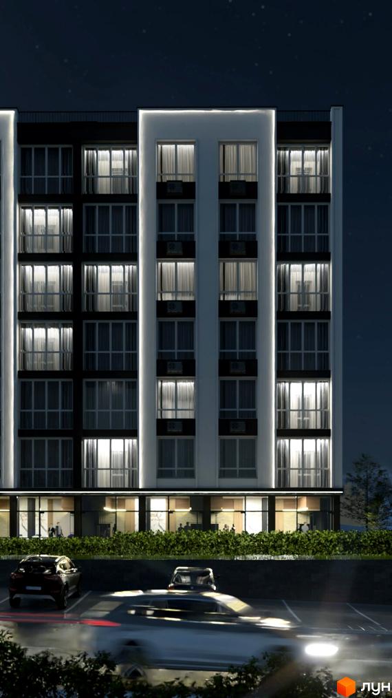 Новобудова WEST HILL вночі: багатоповерховий будинок з освітленими вікнами та вертикальною підсвіткою фасаду. Перед ним парковка з автомобілями.