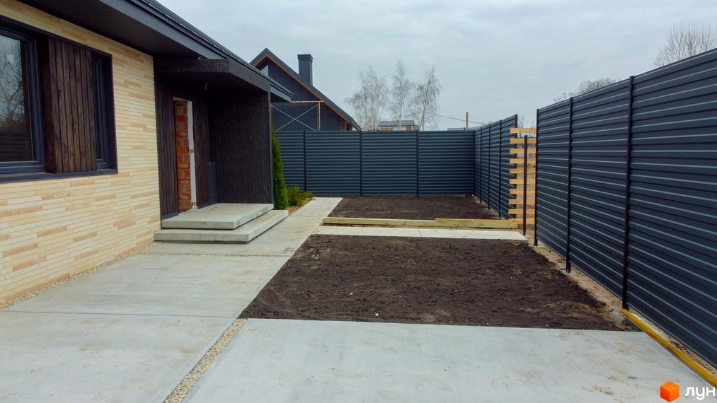 Котеджне містечко SMADE Park. Зовнішній вигляд будинку з цегляним фасадом та бетонними сходами, прибудинкова територія з парканом.