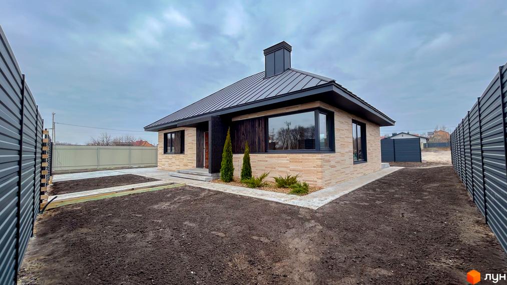 Котеджне містечко SMADE Park: одноповерховий будинок з цегляним фасадом та металевим дахом, огороджена територія з зеленими насадженнями.