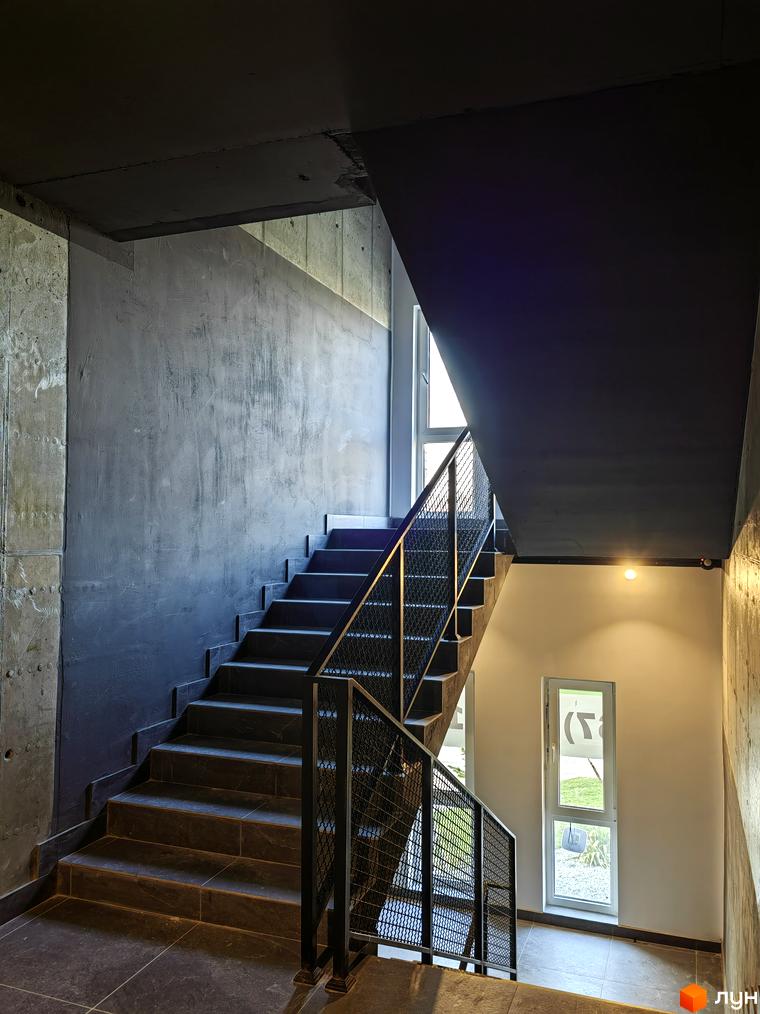 Сходи в Житловому комплексі ІНЖИР з металевими поручнями. Вигляд сходової клітки з вікном.