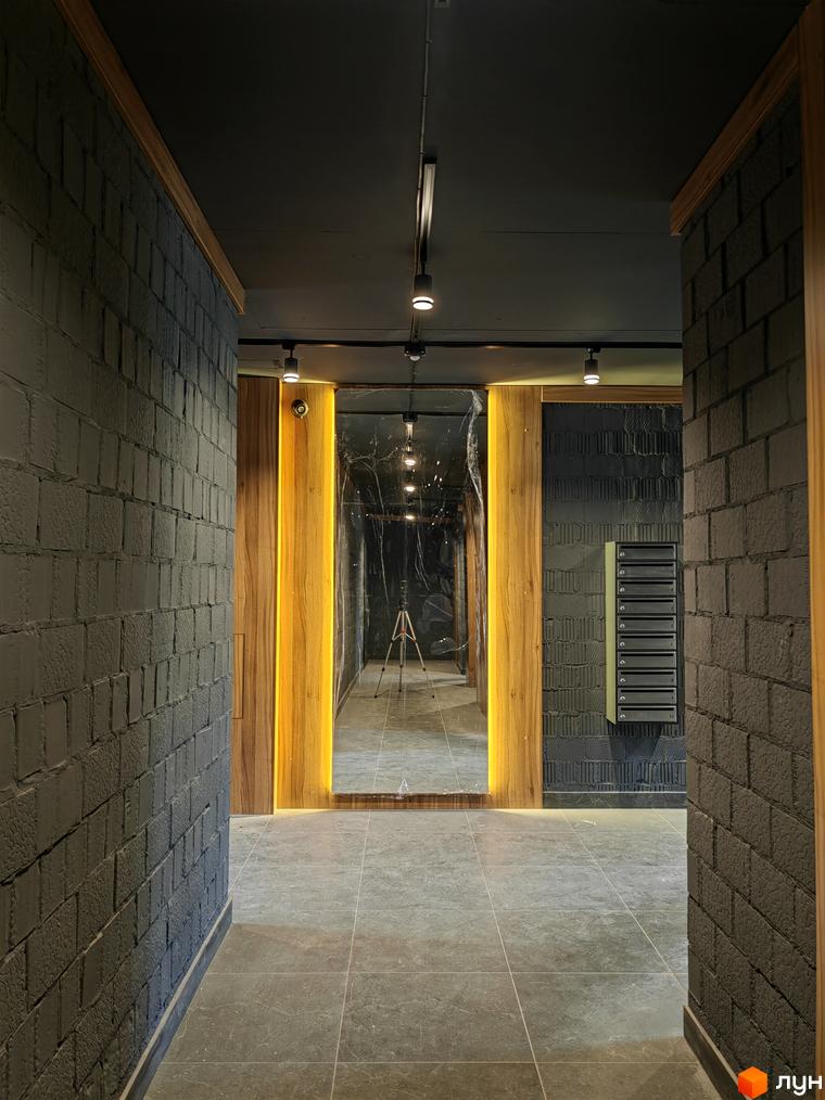 Інтер'єр коридору в Житловому комплексі ІНЖИР з поштовими скриньками та освітленням.