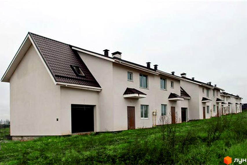 Котеджне містечко Затишний Двір: ряд білих будинків з коричневими дахами та зеленим газоном перед ними. Зовнішній вигляд будинків та прибудинкової території.