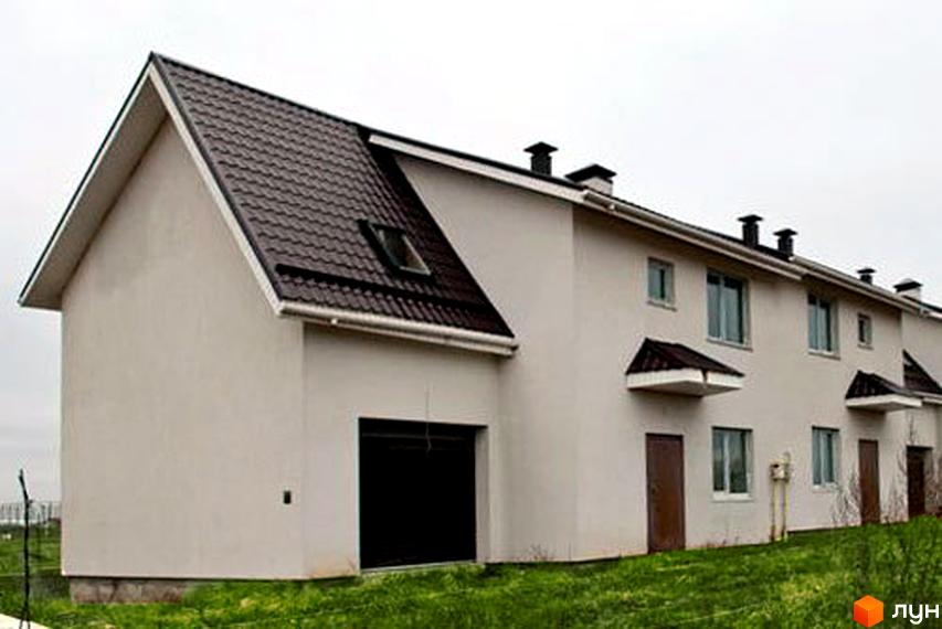 Котеджне містечко Затишний Двір: фасади будинків з коричневим дахом та гаражними воротами. Прибудинкова територія з зеленою травою.