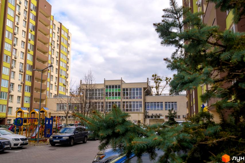 Житловий комплекс Софіївський квартал на вул. Ак. Шалімова. Зовнішній вигляд будівель, дитячий майданчик та прибудинкова територія.