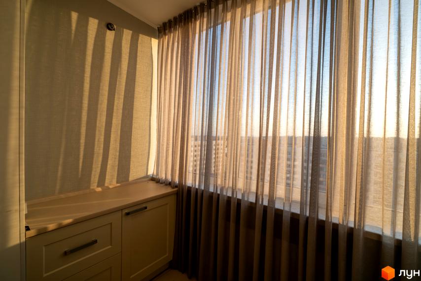 Фото вікна з шторами у Житловому комплексі Софіївський квартал на вулиці Ак. Шалімова. Вигляд з квартири на місто крізь штори.